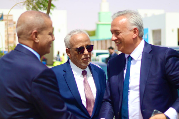 الوزير المغربي المكلف بالاستثمار يؤدي زيارة للميناء نواكشوط المستقل
